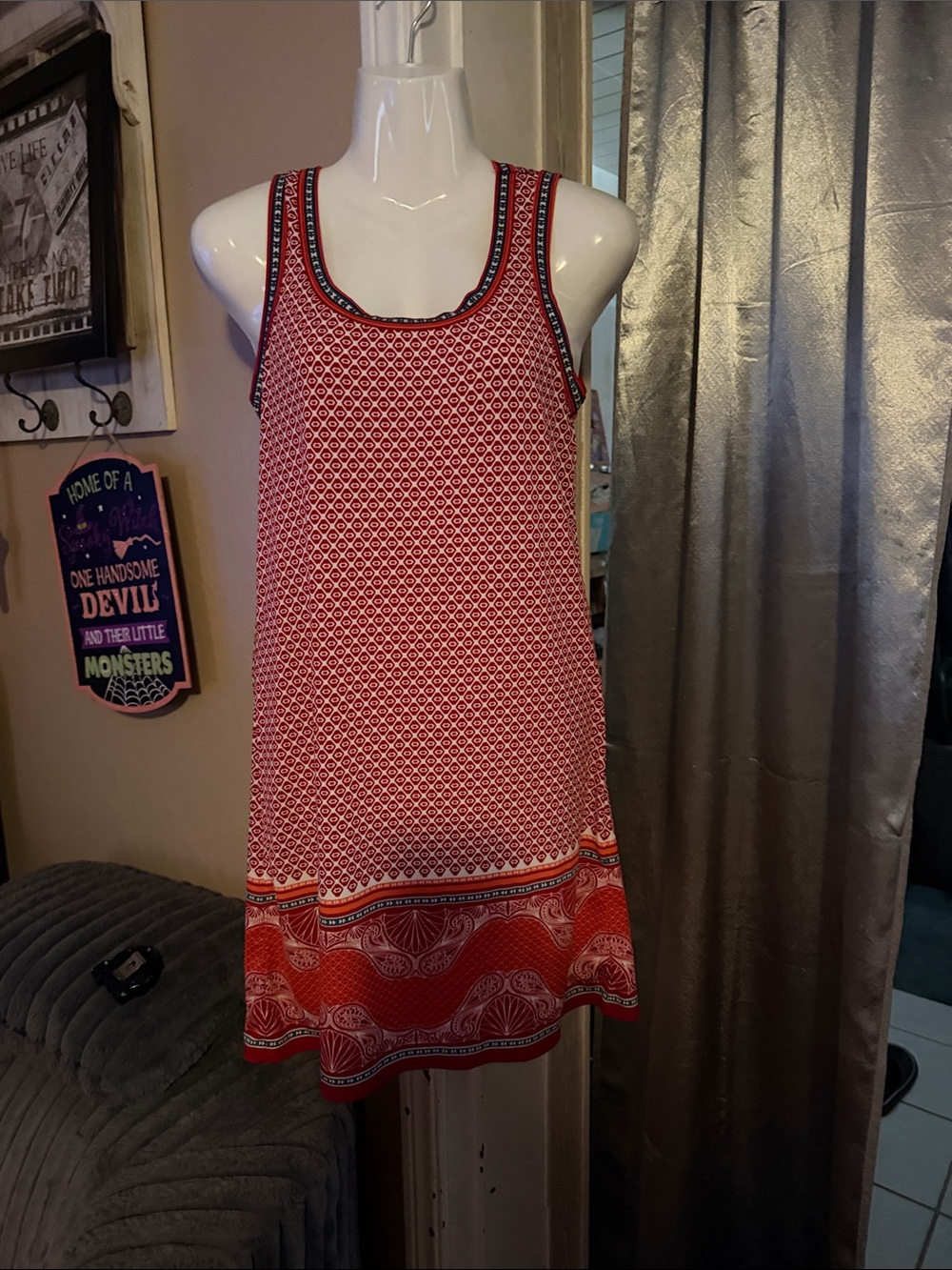 Gorgeous Max Studio Red Patterned Sleeveless Shift Dress keyholesize XS like new